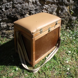 eine französische Vintage Fischsitzbox, Aufbewahrung Fischerhocker, Holz und Kunstleder, schöner Zustand