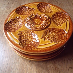 A Sarreguemines set of 4 majolica&#39;s seefood  plates ,  France  , 70&#39;s , heavy , crab and shellfish , oysters decorated , very nice condition