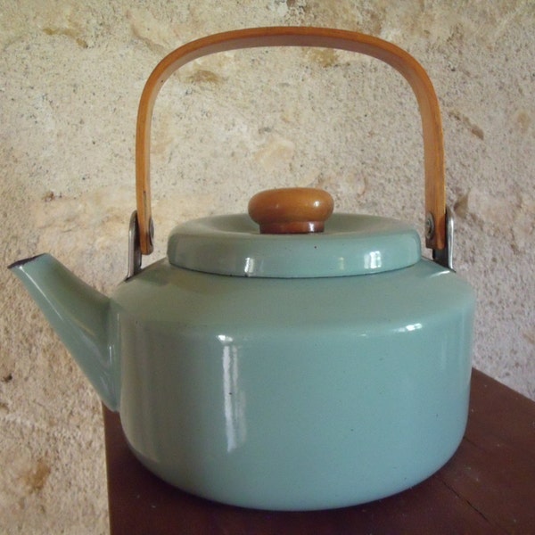 French green  enameled tea  pot , wooden handle  40's , very nice condition