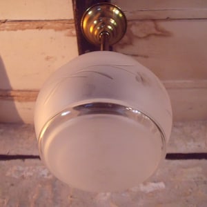 französische 50er Jahre Deckenleuchte weiß Glas graviert, geprägt, Messing Metall, 1950, wunderschöner Zustand