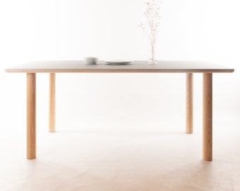 Kobe Wide Dining Table // 6 Personas / Escritorio / Patas de espiga de fresno macizo / Contrachapado de abedul / Forbo Lino // Diseño personalizado + Materiales