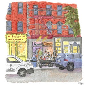 Puede incluir: Ilustración en acuarela de una escena callejera de la ciudad de Nueva York con un edificio de ladrillo rojo y escaleras de incendios. Las tiendas incluyen "Susan Alexandra" y "Scarr's Pizza". Una furgoneta blanca y un SUV azul están estacionados en la calle.