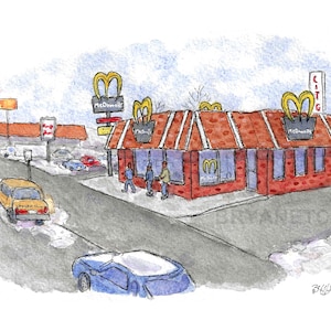 Könnte beinhalten: Ein Aquarellbild eines roten Backsteingebäudes mit einem gelben und roten McDonald's-Schild. Das Gebäude hat ein braunes Dach und mehrere Fenster. Im Vordergrund befinden sich zwei Autos, eines gelb und eines blau.