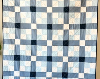 Crisscross Quilt in Blau-Weiß