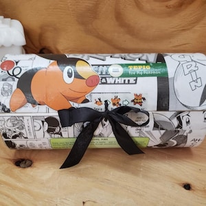 Cartera de mano con diseño de cómic en blanco y negro de Tepig de Pokémon