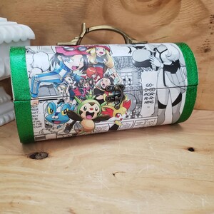 Monedero con asa ovalada y diseño de cómic de Pokémon