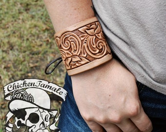 anpassningsbart armband i läder med bearbetat mönster
