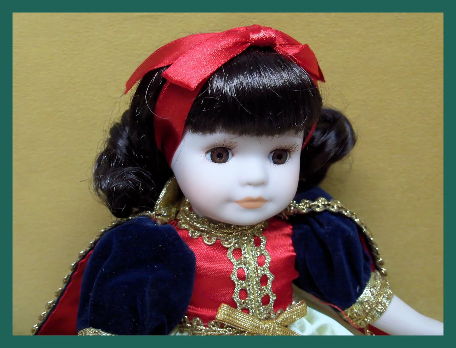 Royalton Collection Porcelain Doll Snow White Issued 1998 12 Inches