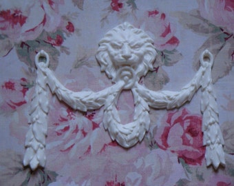 New! LION HEAD with Laural Leaf/Berry Swag Drop Center Architectural Furniture Appliques Mount