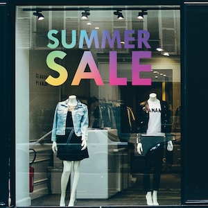 Rainbow Summer Sale Retail Shop Window Sticker Vinyl. Fenster Retail Graphics. Summer Sale Visual Merchandising. Schaufenster-Sticker