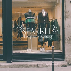 Può includere: Una vetrina che mostra manichini vestiti con abiti alla moda. La finestra presenta il testo "SPARKLE this party season" con grafiche a stella. Una persona è visibile all'interno del negozio. Sono esposte scarpe da ginnastica bianche.