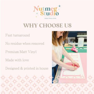 K&ouml;nnte beinhalten: Das Bild zeigt das Logo "Nutmeg Studio" und den Text "WHY CHOOSE US". Der Text hebt Merkmale wie schnelle Bearbeitung, Premium-Vinyl und Inhouse-Design hervor. Eine Person arbeitet an einem rosa Vinylprojekt.