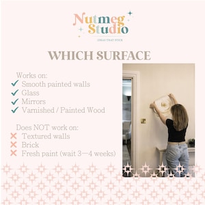 K&ouml;nnte beinhalten: Das Bild zeigt das Logo "Nutmeg Studio" und Text, der geeignete Oberfl&auml;chen f&uuml;r ein Produkt angibt. Es listet glatte gestrichene W&auml;nde, Glas, Spiegel und lackiertes/gestrichenes Holz als kompatibel auf. Eine Person wird gezeigt, die einen dekorativen Gegenstand installiert.