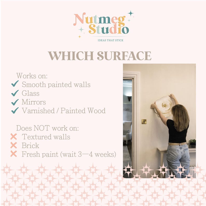 K&ouml;nnte beinhalten: Das Bild zeigt das Logo "Nutmeg Studio" und Text, der geeignete Oberfl&auml;chen f&uuml;r ein Produkt angibt. Es listet glatte gestrichene W&auml;nde, Glas, Spiegel und lackiertes/gestrichenes Holz als kompatibel auf. Eine Person wird gezeigt, die einen dekorativen Gegenstand installiert.