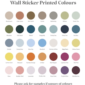 K&ouml;nnte beinhalten: Eine Farbkarte f&uuml;r Wandaufkleber mit einer Vielzahl von Farbt&ouml;nen. Die Karte enth&auml;lt Farben wie "Mushroom", "Cider Spice", "Rich Earth" und "Blackberries". Der Text oben lautet "Wall Sticker Printed Colours". Der Text unten lautet "Please ask for samples if unsure of colours."