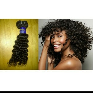 Puede incluir: Un paquete de extensiones de cabello humano negro con una textura rizada apretada. El cabello est&aacute; empaquetado con una etiqueta azul y blanca que dice "Fashion Virgin Hair".