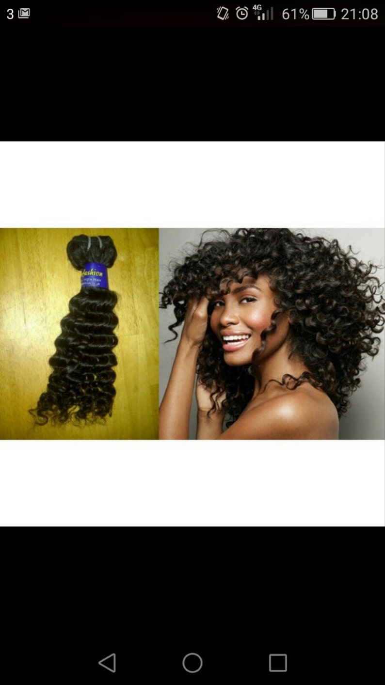 Puede incluir: Un paquete de extensiones de cabello humano negro con una textura rizada apretada. El cabello est&aacute; empaquetado con una etiqueta azul y blanca que dice "Fashion Virgin Hair".