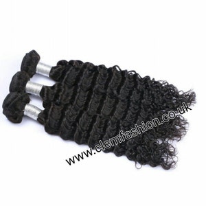 Puede incluir: Tres paquetes de extensiones de cabello humano de onda profunda negra. El cabello es ondulado y tiene una textura natural. Los paquetes est&aacute;n atados juntos con bandas plateadas.