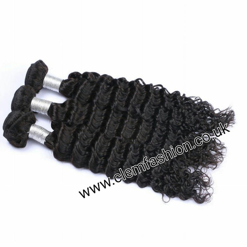 Puede incluir: Tres paquetes de extensiones de cabello humano de onda profunda negra. El cabello es ondulado y tiene una textura natural. Los paquetes est&aacute;n atados juntos con bandas plateadas.