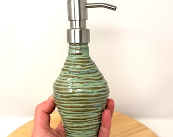 Dispensador de jabón de cerámica turquesa hecho a mano / Arcilla artesanal enrollada / Capacidad de 250 ml / Bomba moderna de acero inoxidable