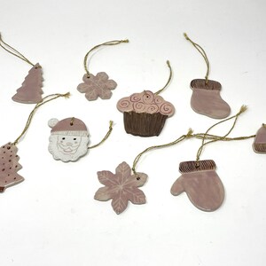 Set van 9 handgemaakte aardewerken kersthangerornamenten / roze en chocoladebruine rustieke hangende ornamentset voor kerstboom