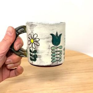 手作りの陶器マグカップ – 素朴なテラコッタストーンウェア、スグラッフィートのフォークフラワーデザイン