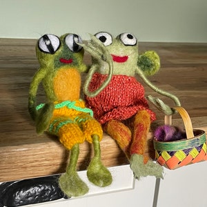 Handgefertigter Wollnadelfilz Herr Frosch und Frau Frosch mit langen Armen und Beinen in einem gestrickten Sommerkleid