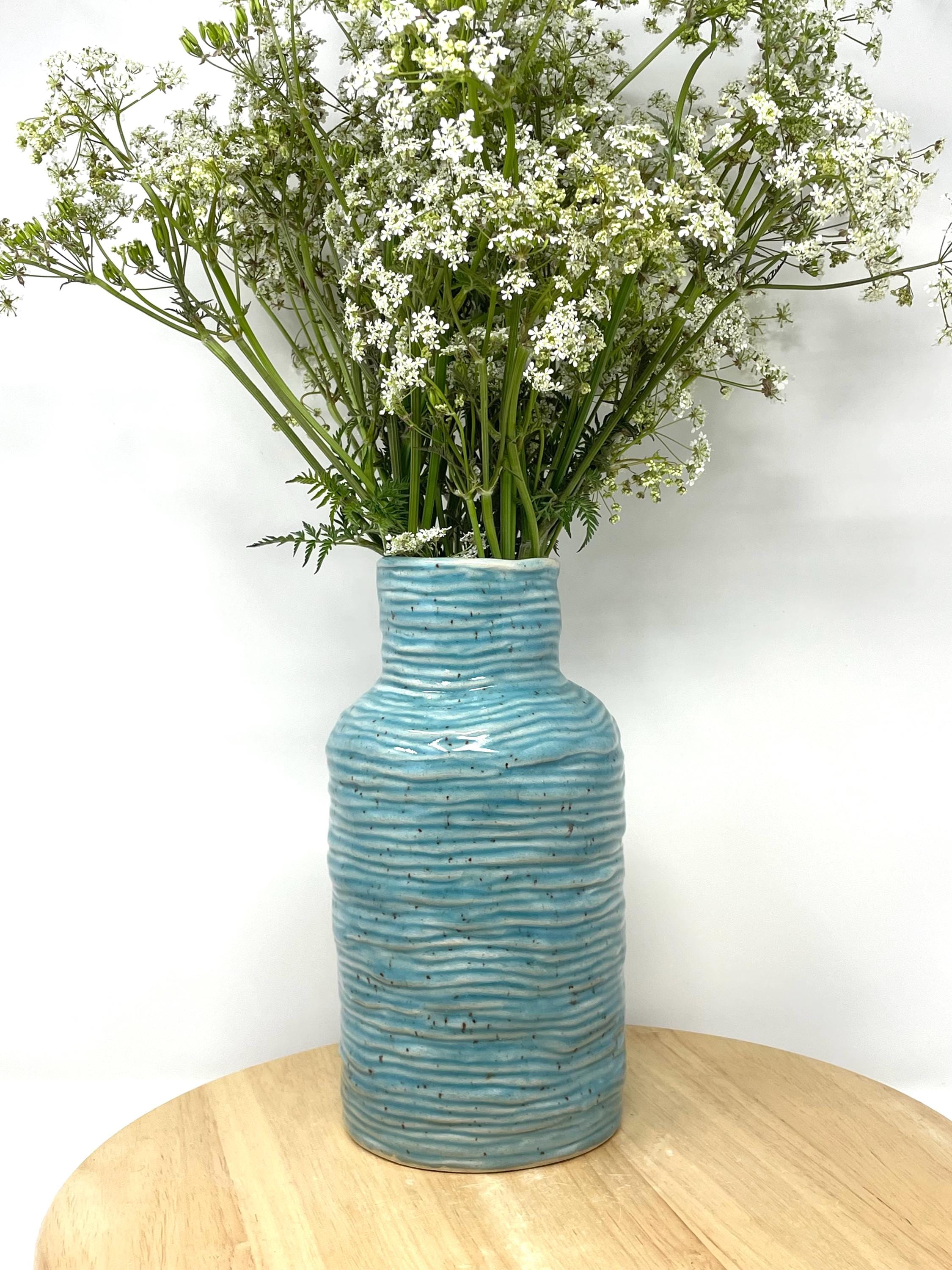 ターコイズ色の陶器製花瓶 ターコイズ色の陶器製花瓶 手作りのコイル状陶器の花瓶：斑点模様の