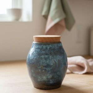 Recipiente de cerámica hecho a mano / Aspecto vintage azul y marrón / Tapa de corcho