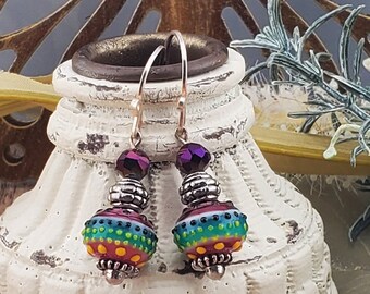 Boucles d'oreilles en verre artisanales Mardi Gras, perles de verre au chalumeau par Grace Lampworks, fil de boucle d'oreille argenté