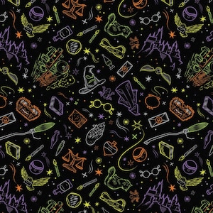 Puede incluir: Un patrón sin costuras en blanco y negro con varias ilustraciones de temática de Harry Potter, incluyendo un castillo de Hogwarts, un tren, una snitch dorada, una escoba, un gato, un libro, una botella de poción, un par de gafas, una varita, una estrella y un rayo.
