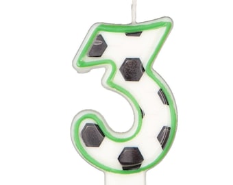 Op de afbeelding: Groene en witte verjaardagskaars in de vorm van het cijfer 3 met een voetbalpatroon.