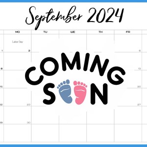 Könnte beinhalten: Ein Kalender für September 2024 mit den Worten "COMING SOON" in schwarzen Buchstaben und einem blauen und rosa Fußabdruck darunter. Der Kalender hat die Wochentage beschriftet und die Daten ausgefüllt.