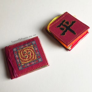 Livre à l&#39;aiguille fait main avec motifs celtiques et caractères chinois au point de croix | Étui à couture | Cadeau couture