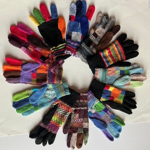 Peut inclure: Une collection de 12 gants tricotés colorés avec différents motifs et couleurs, notamment bleu, rouge, vert, jaune, orange, violet et marron. Les gants sont disposés en cercle, les doigts pointant vers l'extérieur.