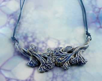 Collier floral peint à la main en céramique, Art nouveau Poterie Un d'un collier bleu gentil, Collier romantique de fée, poterie d'art