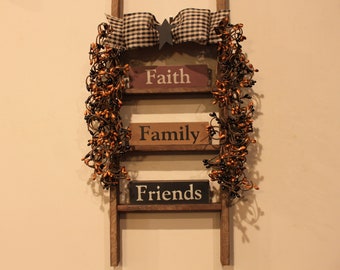 Escalera mediana de listón de tabaco auténtico con letreros de "Faith Family Friends", estrella y bayas de pepita