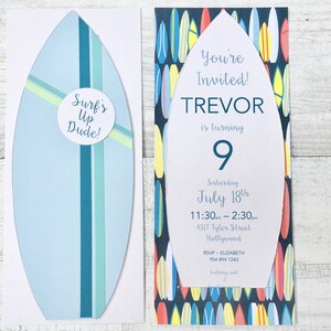 Op de afbeelding: Een blauwe en witte surfplank-vormige verjaardagsuitnodiging met de tekst "You're Invited! Trevor is turning 9" en details voor een feest op 18 juli. De achtergrond is een patroon van kleurrijke surfplanken.