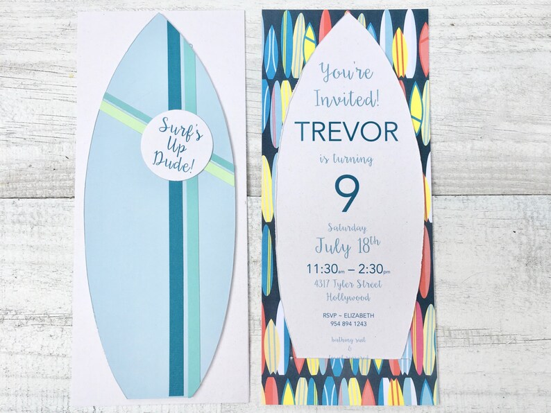 Op de afbeelding: Een blauwe en witte surfplank-vormige verjaardagsuitnodiging met de tekst "You're Invited! Trevor is turning 9" en details voor een feest op 18 juli. De achtergrond is een patroon van kleurrijke surfplanken.