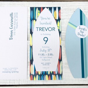 Op de afbeelding: Een blauwe en witte uitnodiging in de vorm van een surfboard met een kleurrijk patroon van surfplanken. De uitnodiging luidt "You're Invited! Trevor is turning 9. Saturday July 18th 11:30-2:30 4317 Tyler Street Hollywood RSVP-Elizabeth 954 894 1243"