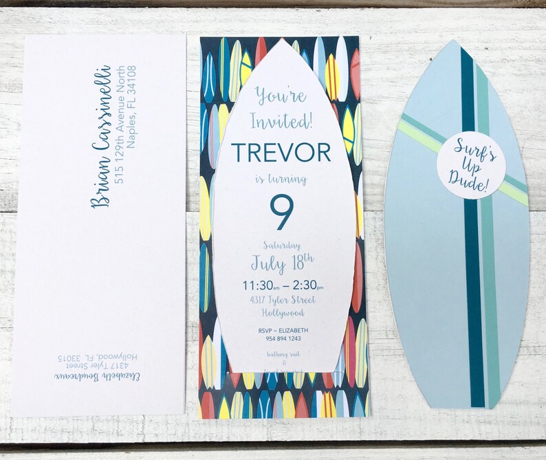 Op de afbeelding: Een blauwe en witte uitnodiging in de vorm van een surfboard met een kleurrijk patroon van surfplanken. De uitnodiging luidt "You're Invited! Trevor is turning 9. Saturday July 18th 11:30-2:30 4317 Tyler Street Hollywood RSVP-Elizabeth 954 894 1243"