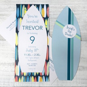 Op de afbeelding: Een blauwe en witte uitnodiging in de vorm van een surfboard met een kleurrijk surfboard-patroon. De uitnodiging zegt "You're Invited! Trevor is turning 9" en bevat details voor een verjaardagsfeest. Een kleinere kaart in de vorm van een surfboard zegt "Surf's Up Dude!"