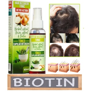 Puede incluir: Una botella marrón con un líquido transparente en su interior. La botella está etiquetada con "Hair Recovery Tonic" y "Tónico Capilar Intensivo". La botella está junto a una caja con una etiqueta similar y una imagen de una cebolla. La caja también tiene el texto "Detox Action".