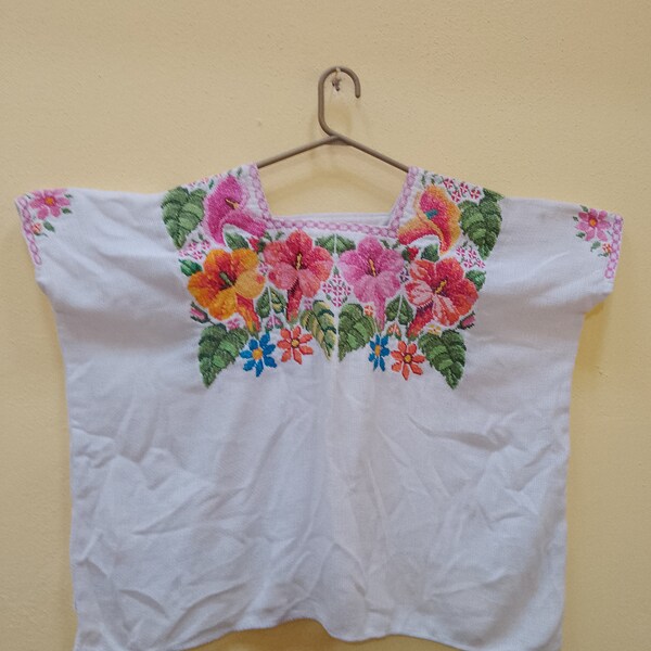 SSH04 Wunderschöne guatemaltekische Huipil Bluse aus Chichicastenango Quiché mit bunten Blumen grüne Blätter, vor einem weißen Hintergrund