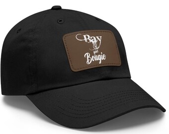 Könnte beinhalten: Schwarze Baseballkappe mit einem braunen Lederpatch, auf dem "Bay and Bougie" in weißer Schrift steht.