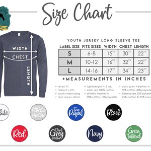 K&ouml;nnte beinhalten: Ein marineblaues Langarm-Jugend-Jersey-T-Shirt mit Gr&ouml;&szlig;entabelle. Die Tabelle zeigt die Ma&szlig;e in Zoll f&uuml;r Breite, Brust und L&auml;nge f&uuml;r die Gr&ouml;&szlig;en S, M und L. Farboptionen sind Wei&szlig;, Athletic Heather, True Royal, Schwarz, Rot, Dark Grey Heather, Navy und Green Triblend.
