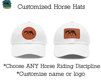 Könnte beinhalten: Zwei weiße Baseballkappen mit einem braunen Lederaufnäher mit einer schwarzen Pferdesilhouette mit einem Herz. Der Text "Customized Horse Hats" steht über den Kappen. Zusätzlicher Text lautet "Choose ANY Horse Riding Discipline" und "Customize name or logo."