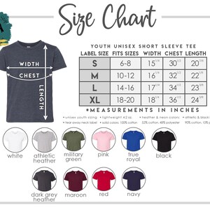 K&ouml;nnte beinhalten: Gr&ouml;&szlig;entabelle f&uuml;r Unisex-T-Shirts mit kurzen &Auml;rmeln f&uuml;r Jugendliche. Die Tabelle enth&auml;lt Ma&szlig;e in Zoll f&uuml;r Breite, Brust und L&auml;nge sowie eine Farbpalette der verf&uuml;gbaren Hemdfarben. Gr&ouml;&szlig;en von S bis XL.
