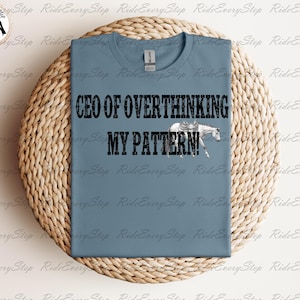 VD för Overthinking My Pattern! Kläder, All Around Horse, Ridsportgåva, Hästflicka Grafisk T-shirt, Hästtävlingskläder