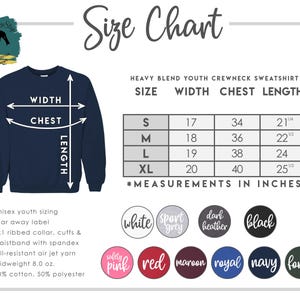 K&ouml;nnte beinhalten: Marineblaues Sweatshirt mit Rundhalsausschnitt f&uuml;r Jugendliche mit Gr&ouml;&szlig;entabelle. Die Tabelle listet die Ma&szlig;e in Zoll f&uuml;r Breite, Brust und L&auml;nge auf. Verf&uuml;gbare Farben sind Wei&szlig;, Sportgrau, Dunkelgrau, Schwarz, Sicherheitsrosa, Rot, Bordeaux, Royal, Marine und Wald.